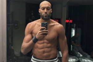 很皮!戈贝尔晒光头造型 前队友唐斯用法语打趣:兄弟你真秃啦?